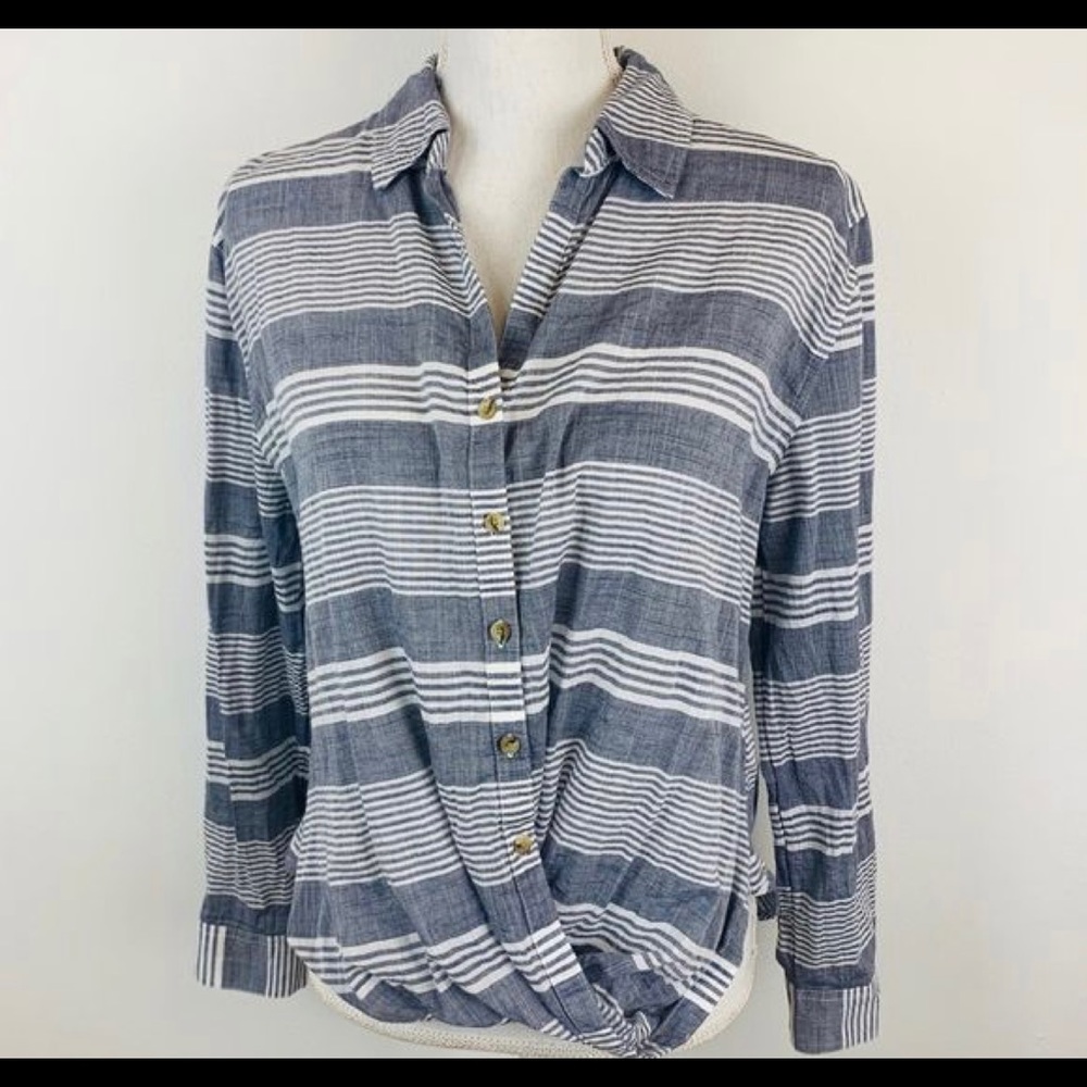 Maurices light weight button down blouse